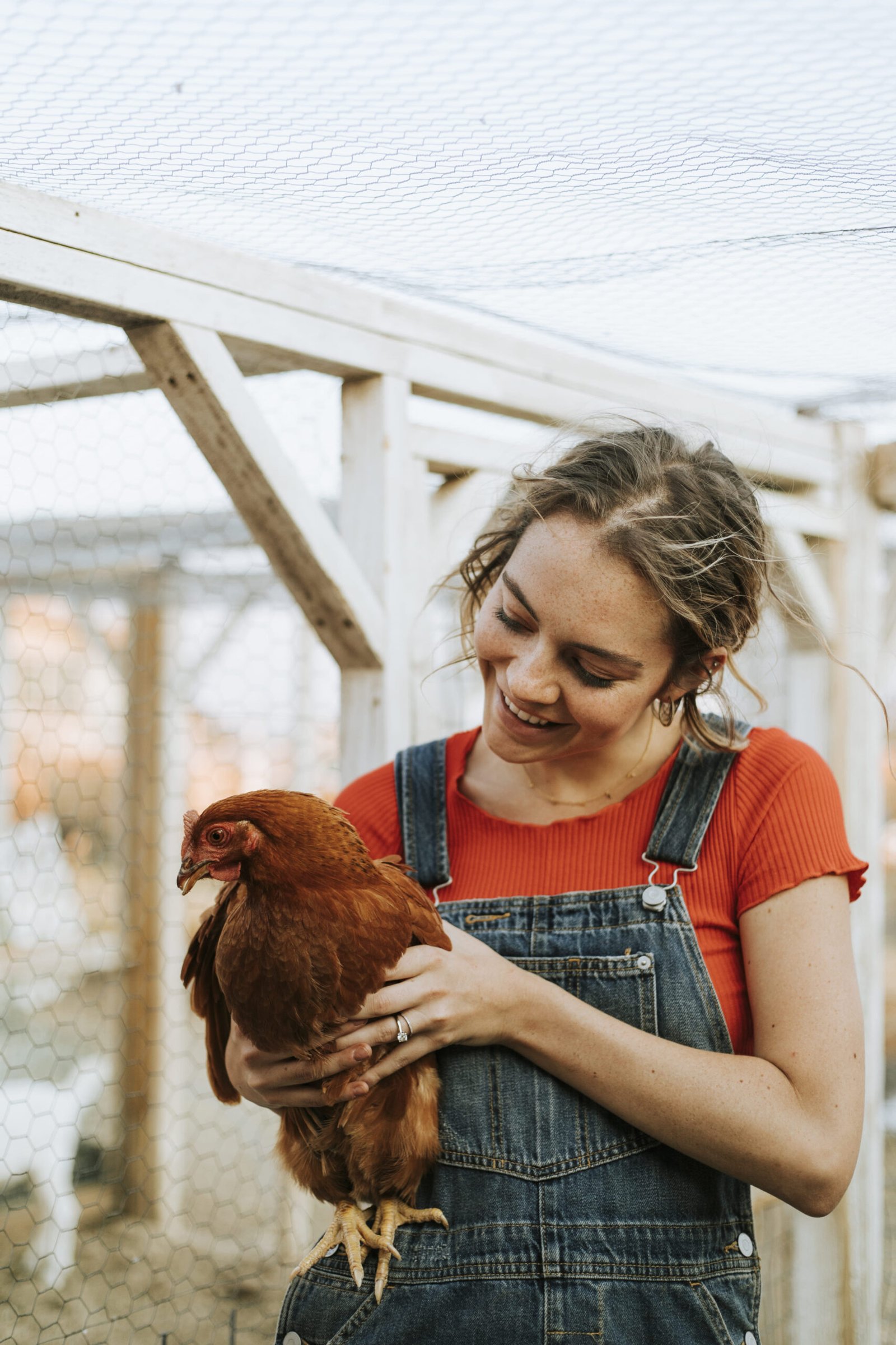 mujer con gallina